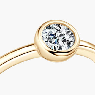 Lunara Round Bezel Ring – Yellow Gold