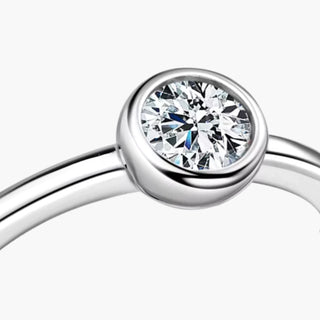 Lunara Round Bezel Ring – White Gold